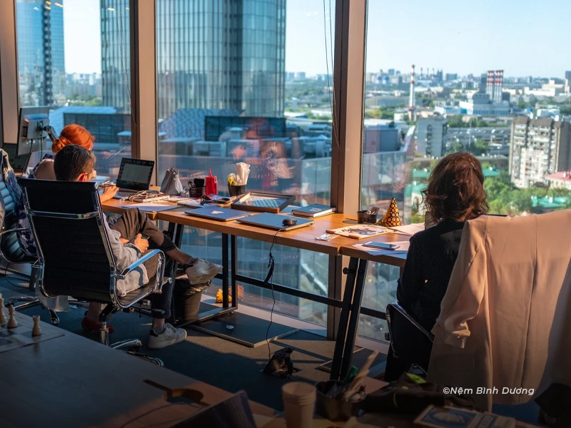 Môi trường làm việc tốt sẽ hạn chế rất nhiều tình trạng ngủ gục khi làm việc Ngủ Gục Khi Làm Việc: Nguyên Nhân Và Giải Pháp Hiệu Quả